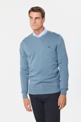 Suéter de tejido fino color azul marino, con cuello en V y manga larga. Presenta un pequeño logo bordado en el pecho.