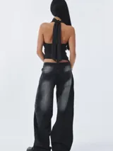 Pantalón de jean estilo baggy de tiro bajo, con corte amplio y acabado desgastado en color negro.