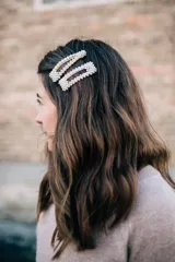 Set de dos broches dorados para el pelo, decorados con perlas sintéticas.