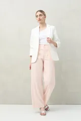 Pantalón de vestir rosado, de corte palazzo y tiro alto.