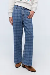 Pantalón jean wide leg con estampa a cuadros, confeccionado en 100% algodón.