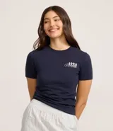 Remera de algodón azul marino, de corte ajustado, con cuello redondo y mangas cortas. Estampa frontal con la leyenda "1996 Barcelona".