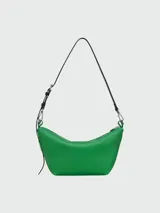 Bandolera hobo de cuero color verde, con correa de hombro ajustable y cierre superior con cremallera.