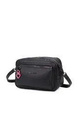 Bandolera de cuero sintético color negro, con cierre principal y bolsillo frontal con cierre. Incluye correa ajustable y un dije decorativo en forma de corazón color rosa.