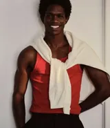 Musculosa masculina de tejido acanalado, color rojo, con cuello redondo y diseño liso sin estampados.