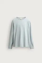Camiseta de manga larga con ajuste relaxed fit y cuello redondo amplio, confeccionada en tejido de mezcla de algodón y lino con patrón de rayas horizontales en color verde y blanco.