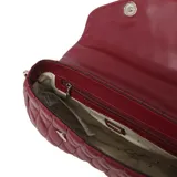 Bolso de hombro Guess modelo Valla, color rojo, con diseño acolchado en patrón de rombos. Presenta solapa frontal con cierre magnético y logo metálico de la marca. Incluye asa superior corta y correa ajustable para llevar al hombro o cruzada.