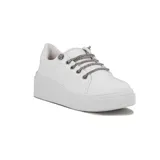 Champion deportivo blanco de mujer, estilo plataforma, con cordones de pedrería plateada y ojales con apliques de strass.