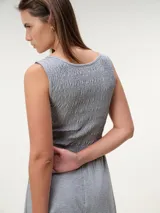 Vestido midi gris de algodón con escote tipo bote y cuerpo fruncido tipo smock elastizado, con falda fluida.