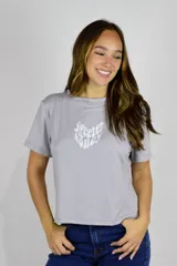 Remera gris de manga corta con estampa frontal en forma de corazón que contiene la frase "Sweeter than honey".