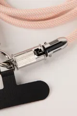 Cuerda para celular con cable cargador color rosa, con terminales metálicas plateadas y adaptador universal para teléfono.