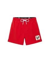 Short de baño rojo de secado rápido con corte moderno, cintura elástica con cordón ajustable blanco y bolsillos laterales. Presenta un parche rectangular en la pierna derecha con el diseño de un gallo y la inscripción COOR.