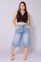 Bermuda de jean celeste, corte ancho a la rodilla.