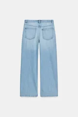 Pantalón de jean azul de corte recto y tiro medio.