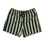 Short de baño Duxon con diseño de rayas verticales en color verde oliva y negro. Cuenta con cintura elástica con cordón ajustable y un pequeño parche circular con el logo de la marca en la parte inferior.