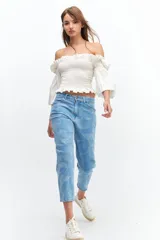 Jean celeste con estampado floral, de tiro medio y corte recto.