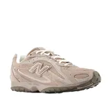 Championes New Balance modelo 204L de color beige, confeccionados con gamuza y malla, con el logo 'N' característico en los laterales y suela texturizada.