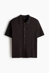 Camisa de punto acanalado color marrón, de corte regular, con cuello tipo polo y cierre frontal con botones.