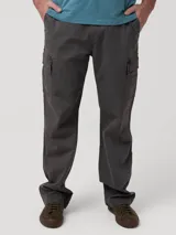 Pantalón cargo RKF modelo Pipo de color gris oscuro, corte moderno con bolsillos laterales con solapa y trabillas para cinturón.