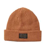 Gorro de lana color naranja con textura tipo waffle y etiqueta con logo de la marca Roark en el frente.