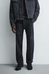 Pantalón de corte recto confeccionado en tejido de pana, con diseño de cinco bolsillos, cierre frontal con cremallera y botón.