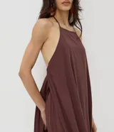 Enterito corto de viscosa color salmón con diseño de cuello halter, espalda abierta y caída fluida.