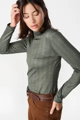 Polera de cuello alto y manga larga con estampado geométrico de rombos en tonos bordó y detalles en blanco.