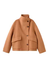 Campera corta de paño color tostado, con cuello alto, cierre frontal cruzado con botones y bolsillos laterales con solapa.