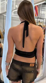 Top halter negro con escote en V profundo y acabado con sutiles destellos brilhantes, confeccionado con un diseño corto y ajuste favorecedor.