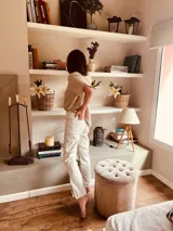 Pantalón de cuero con capa superior de lino, detalles desflecados y tajos laterales.