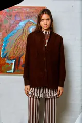 Camisa holgada de cuero suede color marrón con botones forrados.