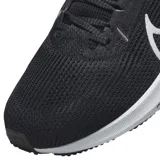 Championes de running Nike modelo Pegasus 40, color negro con detalles en blanco. Presentan una parte superior de malla transpirable, entresuela con tecnología Zoom Air para amortiguación y suela de goma con tracción.