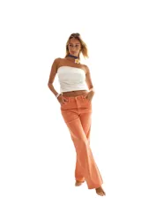 Pantalón de jean naranja de corte acampanado.