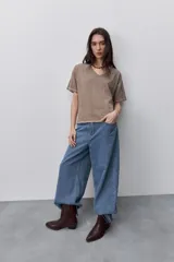 Remera negra de manga corta con escote en V y silueta amplia.