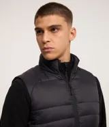 Chaleco puffer deportivo Get Over para hombre, de color negro con cuello alto, diseño acolchado de gajos y cierre frontal con cremallera.