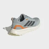 Championes de running Adidas Runfalcon 5, color gris con detalles en naranja y negro. Presentan exterior de malla impermeable, mediasuela con amortiguación Cloudfoam y suela Adiwear de alta tracción.