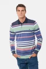 Remera tipo polo de rugby a rayas, confeccionada en tela de jersey con cuello en gabardina lavada y puños en rib. Presenta botones personalizados y bordado en el pecho.