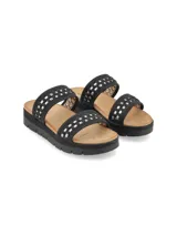 Sandalias de plataforma con dos tiras anchas negras decoradas con apliques metálicos plateados entrelazados. Presentan una plantilla de color natural y una suela dentada de poliuretano.