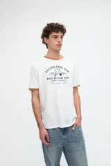 Remera blanca de manga corta estilo ringer, con cuello y ribetes en los puños de color marrón. Presenta un estampado gráfico frontal en color verde oscuro con la inscripción "Eastside Padel Club".
