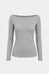 Camiseta de manga larga en color gris melange, con escote bote y ajuste entallado al cuerpo.