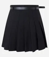 Short pollera de estilo sastre en color negro, con diseño de pliegues estructurados, cintura con trabillas y cinturón ajustable incluido.