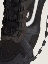 Championes Vans Crosspath XC de diseño técnico y todoterreno. Presentan una parte superior de malla, ante y textiles en color negro con detalles en gris. Incorporan suela Vibram para mayor tracción, entresuela con amortiguación UltraCush y sistema de cordones con clip para un ajuste rápido.