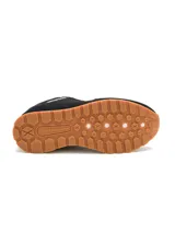 Championes Caterpillar modelo Ventura para mujer, de color negro con suela de goma caramelo y entresuela blanca. Confeccionados con capellada de gamuza y lona, cordones negros y el logo de la marca impreso en el lateral y la lengüeta.
