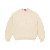 Suéter de punto Supreme color beige, con cuello redondo y diseño bordado 'NYC SUPREME' en el frente al tono. Presenta terminaciones acanaladas en puños, cuello y cintura.