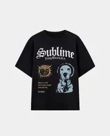 Remera de algodón con corte oversize, color negro, con estampa frontal gráfica que incluye el logo de la banda Sublime, un sol, un perro dálmata y texto decorativo.