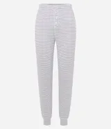 Conjunto de pijama de dos piezas compuesto por una blusa de manga larga con cuello redondo y un pantalón largo con cintura elástica. Ambas prendas presentan un diseño de rayas horizontales finas.