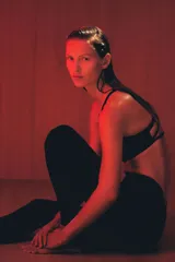 Leggings deportivos de tiro alto con diseño en V en la parte posterior de la cintura, confeccionados en tejido funcional con tecnología de sujeción y absorción de sudor.