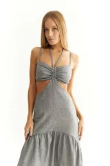 Vestido midi gris con textura de lino, breteles finos, escote con jareta ajustable, cut-out en la cintura y falda asimétrica con volantes.