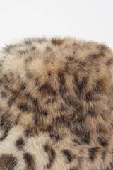 Gorro tipo bucket de pelo sintético con estampado animal print, de diseño suave y estructura clásica de pescador.