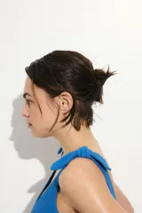 Malla enteriza azul con textura acanalada, escote en V y tirantes anchos con detalle de nudo en los hombros.